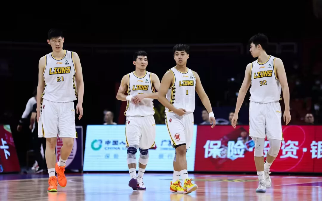 [🏀广厦对阵山东的再度激战：4天内的二次对决，广厦卡尔顿的伤势成为关键因素]